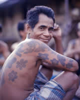  Alberto RODRIGUEZ - 'Caballero tatuado'. Jungla de Sarawak. Borneo.